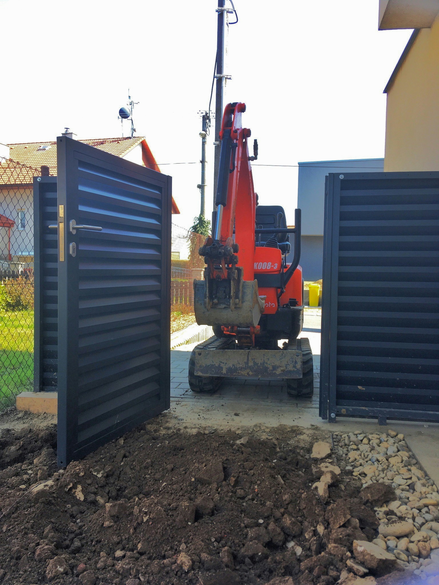 Průjezd minibagrem brankou na zahradu